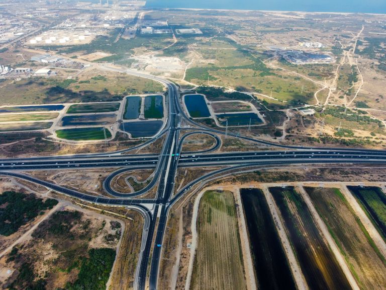 Entroncamento de rodovias em área rural, visto do alto