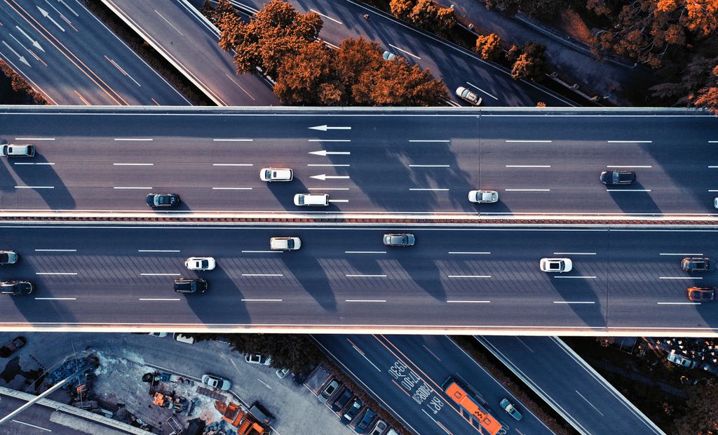 Viaduto de pista dupla visto de cima, com várias faixas por sentido e vias passando por baixo