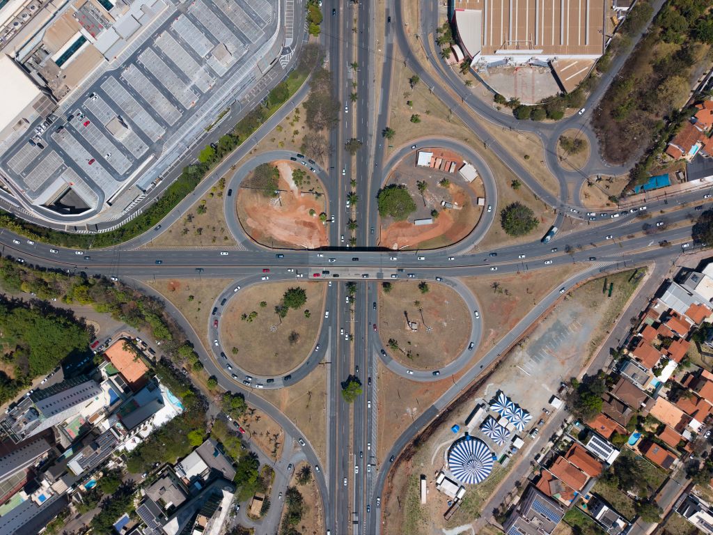 Trevo completo de uma avenida de pista dupla visto de cima, com quatro laços e as alças externas