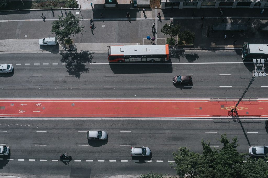 Avenida de São Paulo vista de cima, com ônibus, ciclovia e carros
