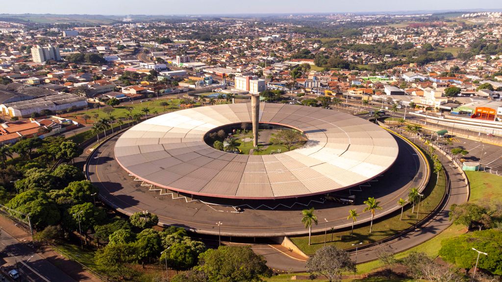 Terminal de integração de cobertura circular visto do alto, no meio da cidade